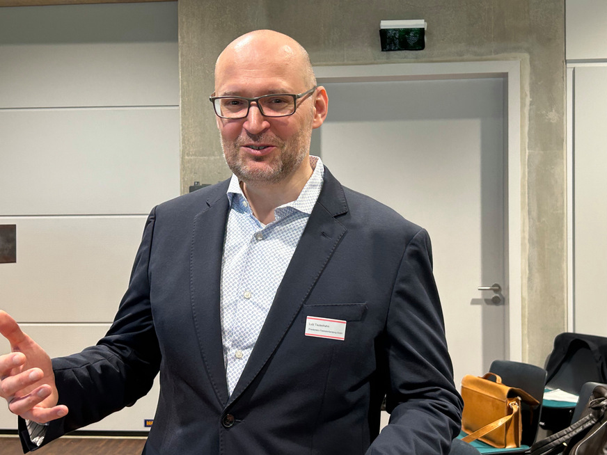 Dr.-Ing. Lutz Tautenhahn, Priedemann Fassadenberatung GmbH, zeigte auf, was heute mit BIPV-Systemen in der Praxis umsetzbar ist.