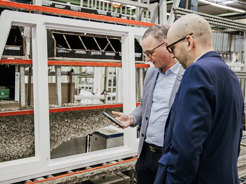 Thomas Reinhard und Peter ﻿Hertlein machen den Aufkleber-Check.