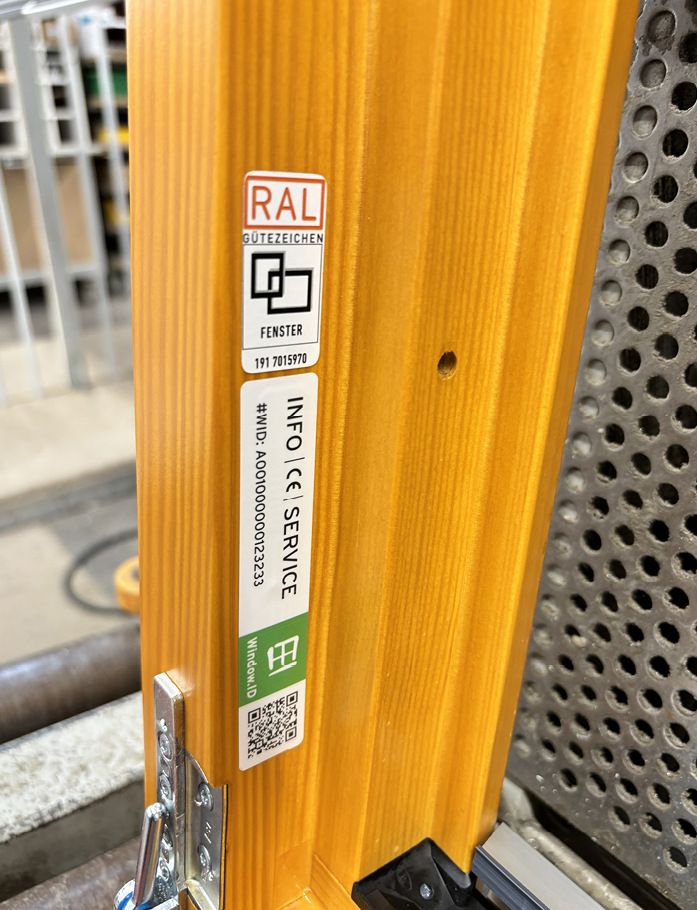 ﻿Steckt alles drin: QR-Code, RFID-Chip und Produkt­nummer auf Window.ID-Aufkleber.