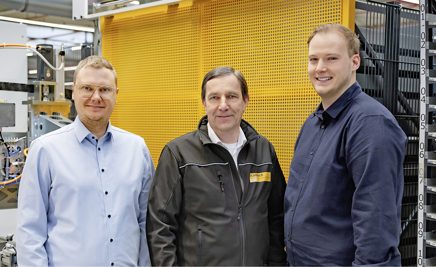 Die 4. Generation steht bei Siems in den Startlöchern. Jens (links) und Theo Siems (rechts) waren bei der Planung, Auslegung und Umsetzung des neusten Projektes mit Schirmer voll involviert. In der ­Mitte: ­Roland Vogt, Mitglied der Schirmer-Geschäftsleitung.