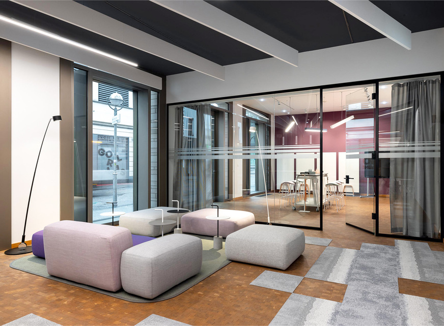 Bei der Ausstattung der neuen Räume nutzten die Planer das umfassende Angebot von feco, inklusive gläserner Trennwände sowie Möbel.