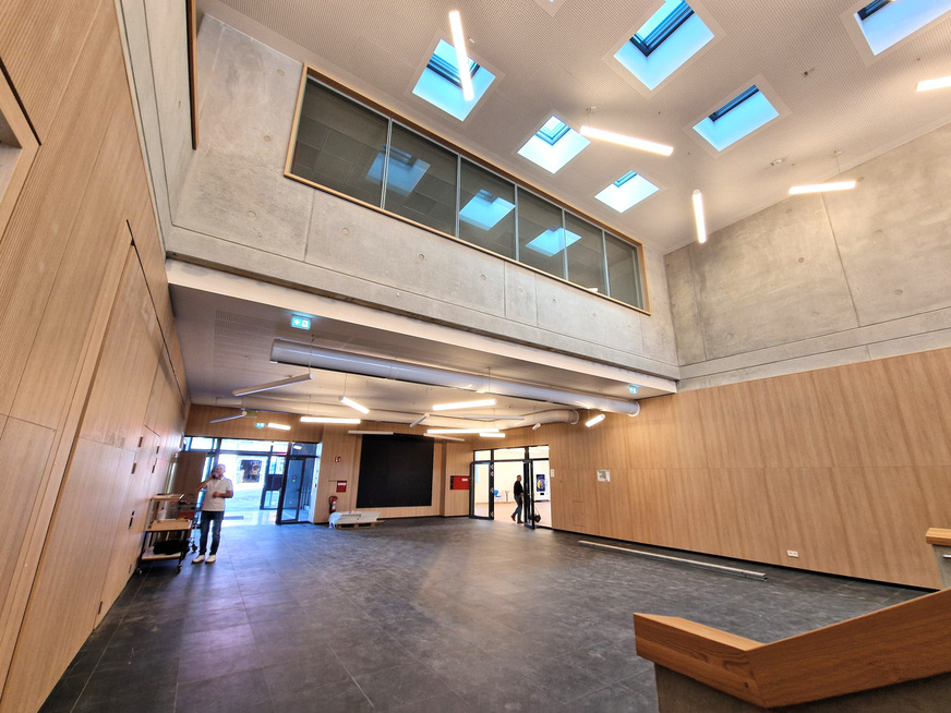 Die Aula des Hohenlohe-Gymnasiums Öhringen: Die Decke des 7m hohen Raumes ist zugleich der Boden des Innenhofs, der vor allem für die Pausen zwischen den Unterrichtseinheiten genutzt wird.