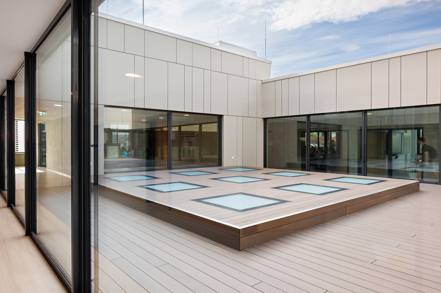 Das Dach der Aula wird von den Schülern auch als Pausenhof genutzt, weshalb die gläsernen Dachelementbegehbar ausgeführt sind.