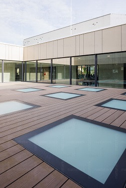 Die neun Oberlichter messen außen 1220 x 1220 mm und dienen zugleich als F-90-Brandschutzelemente.