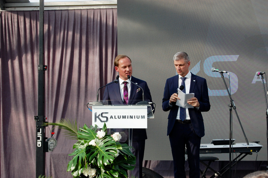 Geschäftsführer Florian Kneer hielt gemeinsam mit Saša Dojčinović, der neben der Kunststofffenster Abteilung, für die er verantwortlich ist, die Projektleitung am Standort Široki Brijeg übernommen hat, die Eröffnungsrede