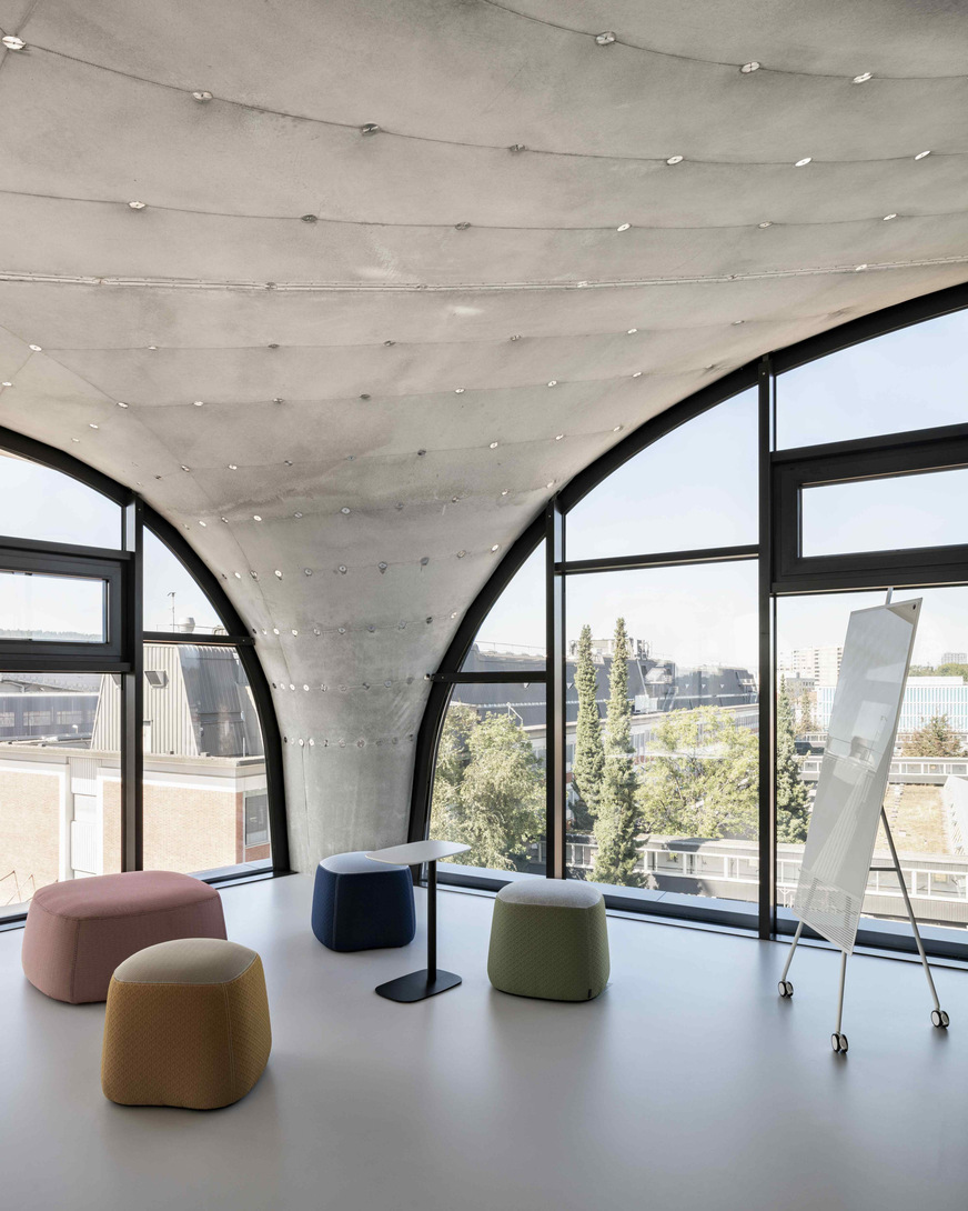 Die 3-fach-ISO-Einheiten mit Contraflam 30 Climatop Brandschutzgläsern von Vetroech wurden als Sonderformate an die geschwungene Dachform angepasst.