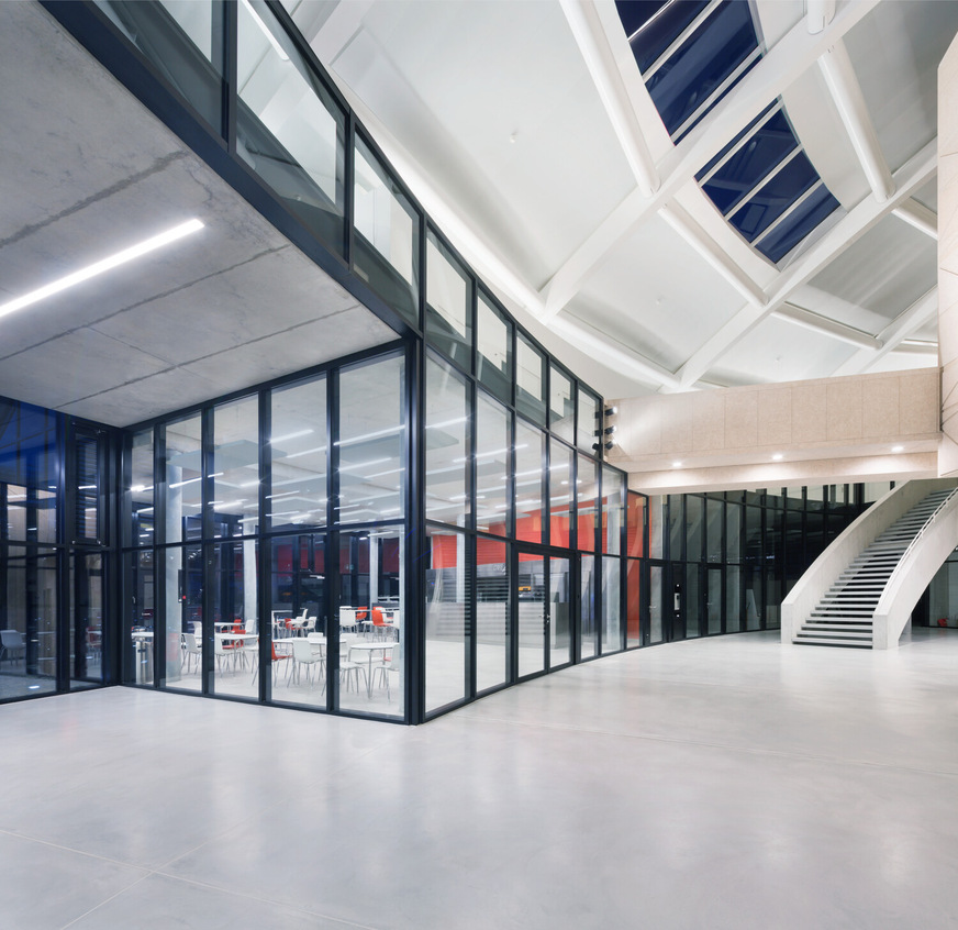 Paul und Henri Carnal Hall in Rolle/Schweiz für Kunst, Kultur und Kommunikation – und Brandschutzverglasung Contraflam 30 im Inneren des Gebäudes.