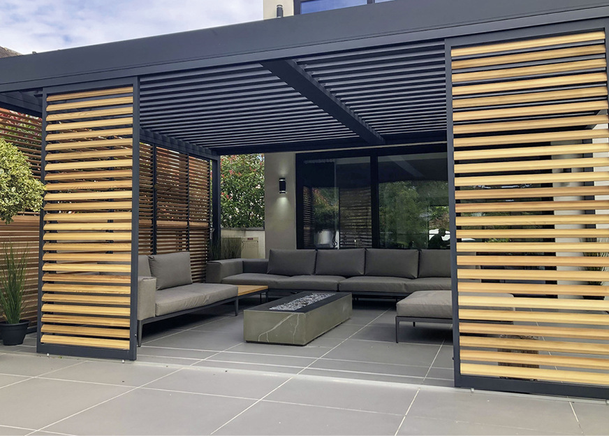 Die gekoppelte auf einer Dachterrasse installierte Algarve, wurde einschließlich LED-Beleuchtung, festen Loggia-Sichtlamellen auf einer Seite und Schiebelamellen auf der Vorderseite ausgeführt.