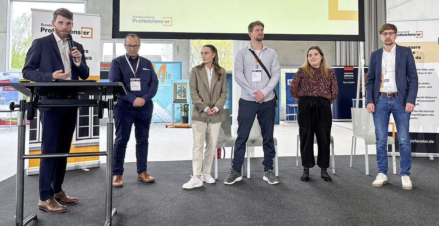 Den kommunikativen Abschluss bildete das neue Format der „Speakers Corner“ in Essen (v.l.): Kai Pless, Marko Prentzel (Schreinerei Prentzel Fensterbau), Sarah Nuffer (wipfler fenster + fassaden), Florian Kowalski (Kowa Holzbearbeitung), Lisa-Marie Beelitz (MB Brandschutz Tischlerei) und Stefan Appelhans (Sorpetaler Fensterbau)