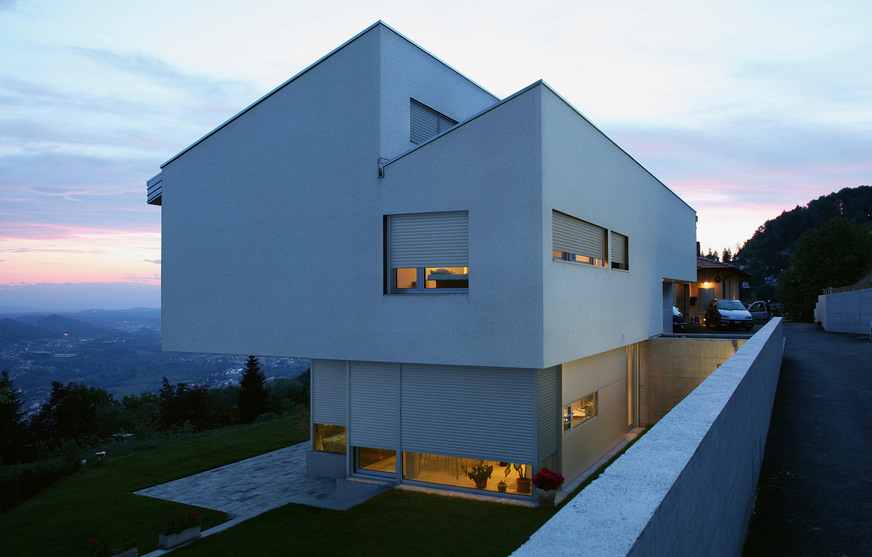Gebäude mit extravaganter Architektur oder großer Windlast stellen oft besondere Anforderungen an die Statik der Fenster, was deren Einbau komplizierter machen kann.