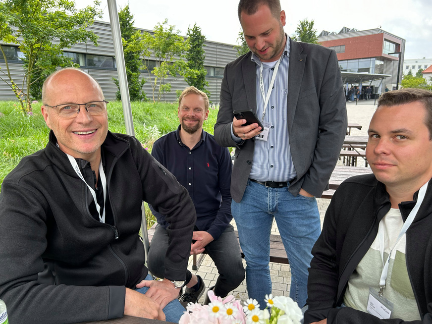 Jens Könenkamp (l.) von Könenkamp Metall + Glas aus Syke