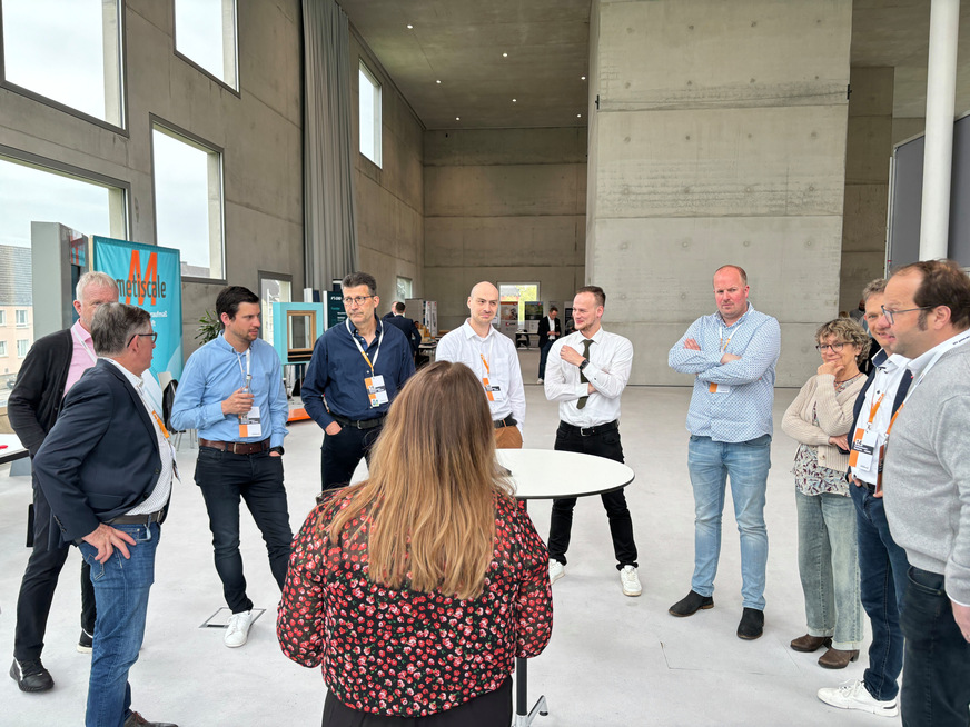 Diskussionsplattform Proholzfenster-Kongress. Hier diskutiert Lisa-Marie Beelitz mit Teilnehmern die Möglichkeiten, junge Menschen für die Unternehmen der Holzfensterbranche zu begeistern.