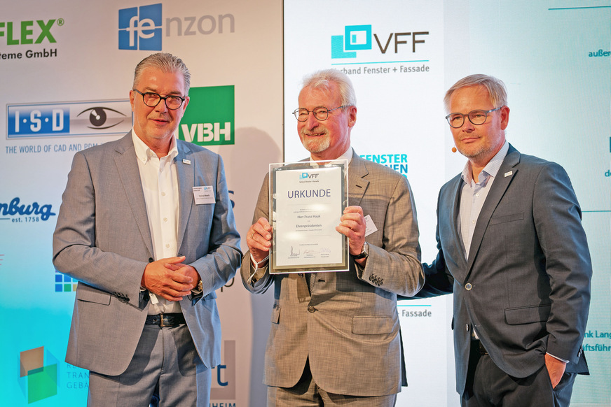 Verbandspräsident Helmut Meeth (l.) und Verbandsgeschäftsführer Frank Lange überreichen Franz Hauk die Urkunde für seine Ehrenpräsidentschaft.