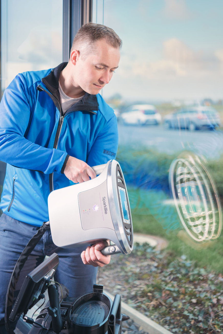 Mit mobilen Messgeräten von Sparklike lässt sich auch auf der Baustelle und bei Bestandsgebäueden der Edelgas-Füllgrad von Isoliergläsern prüfen.