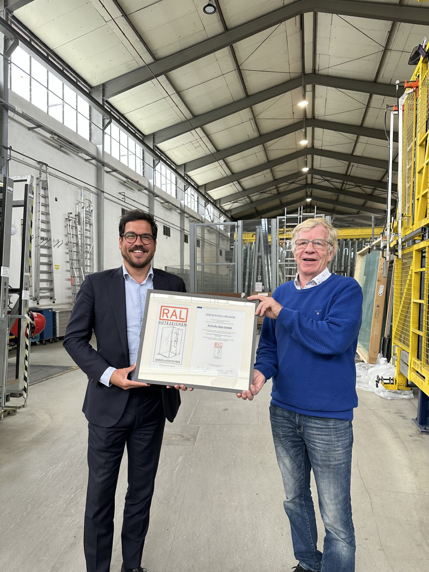 Urkundenübergabe der RAL Gütesiegel an Simon Cordes (l.) Geschäftsführer von Frerichs Glas.