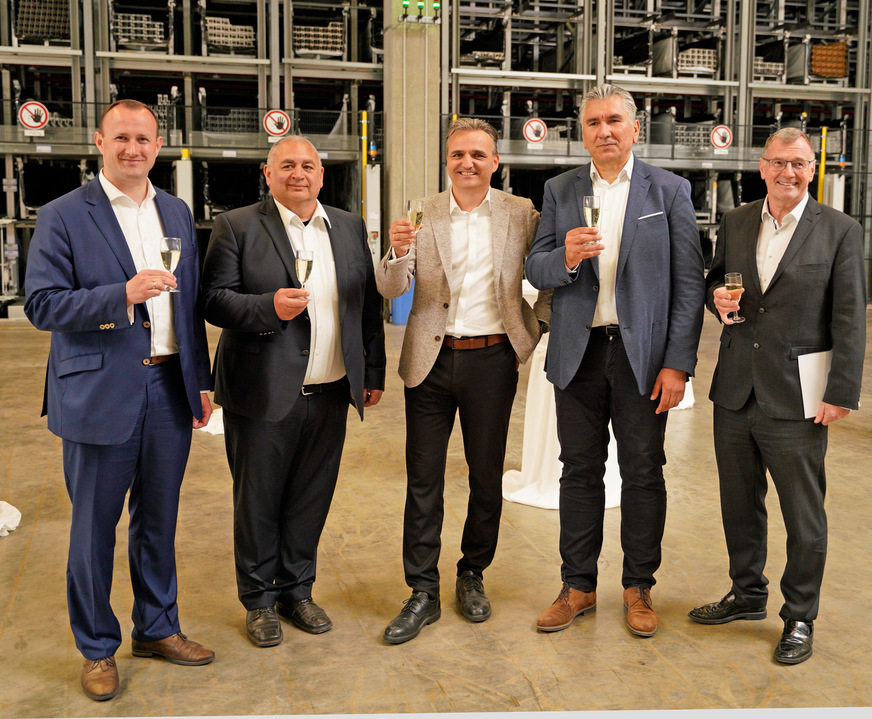 Von links: Landrat Christian Herrgott (Saale-Orla-Kreis), Bürgermeister Marco Seidel (Tanna), Tino Albert (Geschäftsführer Technik & Finanzen GEALAN), Ivica Maurović (Sprecher der GEALAN-Geschäftsführung), Jans-Jürgen Wittig (Architekt).