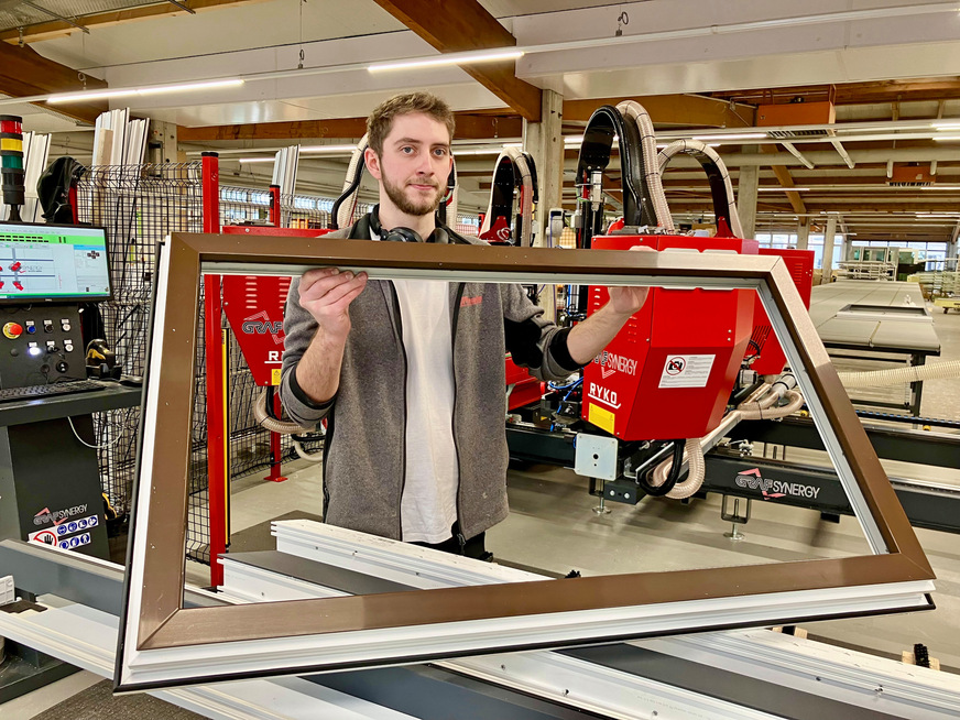 Dennis Mört, Tischler in Alstätte, präsentiert die Oberflächenvariante AcrylColor, mit der die Terhalle Tischlerei GmbH das Produkt Kunststofffenster auf das nächsthöhere Level bringt.