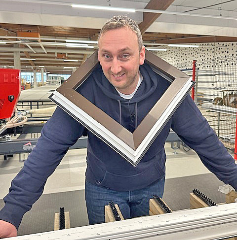 Stephan Gerwens ist keiner, der mit dem Kopf durch die Wand will – aber jemand, der sich unablässig mit der Aufwertung des technischen und ästhetischen Angebots rund um das Thema Fenster beschäftigt. Hier am Beispiel der neuen AcrylColor Oberfläche.