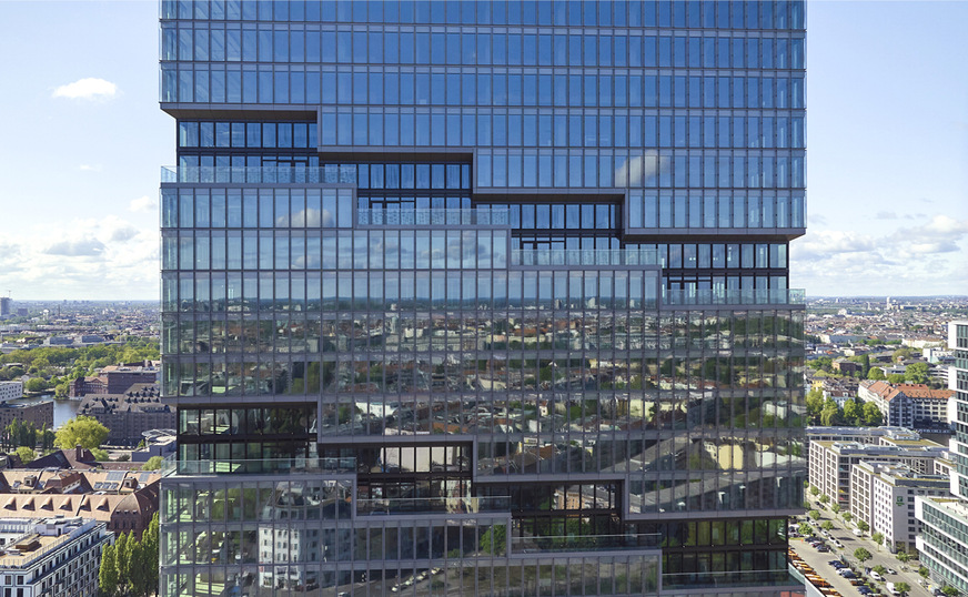 In der doppelschaligen, hinterlüfteten Alu-Fassade mit integriertem Sonnenschutz sind das Sonnenschutzglas Climatop Cool-Lite Xtreme 70/33 II sowie Planitherm XN verbaut.