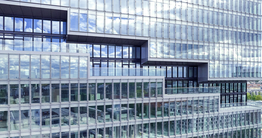 Mit einer Lichttransmission von 61 %, einem g-Wert von 30 % und einem Ug-Wert von 0,6 W/m²K setzt das Edge East Side hohe Maßstäbe in der Gebäudetechnologie