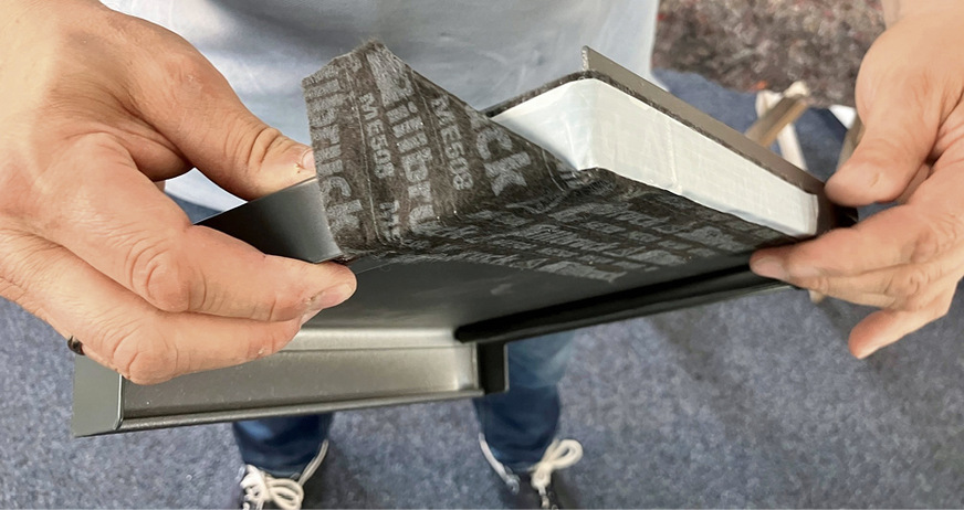 In den Schulungen des Sachverständigen Büros Schütt wird der ­Finger in die Wunde gelegt. Hier geht es um das berüchtigte Gewerke­loch Fensterbankanschluss. Marc Schütt zeigt, wie mit einem Stück Fugendichtband das Fensterbank-Anschluss­profil schlagregendicht ­ertüchtigt werden kann.