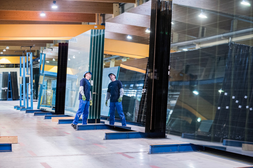 AGC Interpane investiert an sieben Standorten in Automation, Digitalisierung und Nachhaltigkeit.