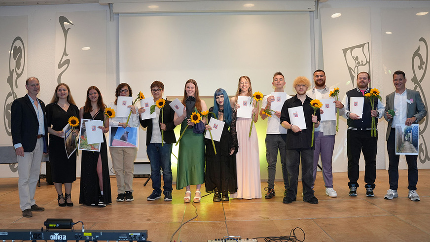 Die Assistentinnen und Assistenten in der Gestaltungs- und Medientechnik mit Fachlehrer Eckhard Muser (li.)