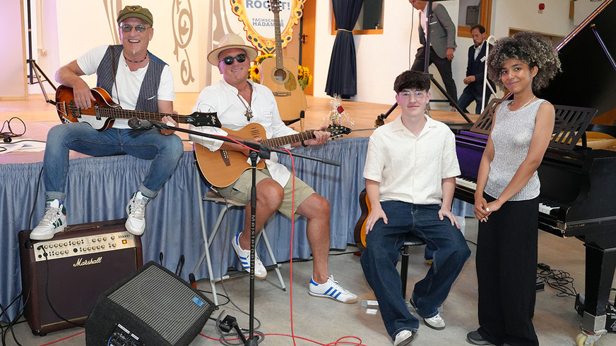Auch musikalisch wurde die Abschlussfeier begleitet (v. l.): Die Fachlehrer Jörg Müller und Andreas Otto sowie die jungen Gesangstalente Jakob Hebgen und Jaziel Ruiz.