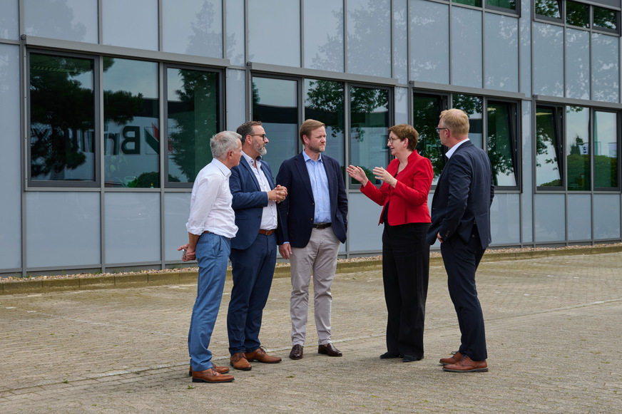 (v.l.) Gemeinsam vor der revitalisierten Fassade: Christian Mettlach, Marcel Bartsch, Christophe Lenderoth, Klara Geywitz, Torge Drews