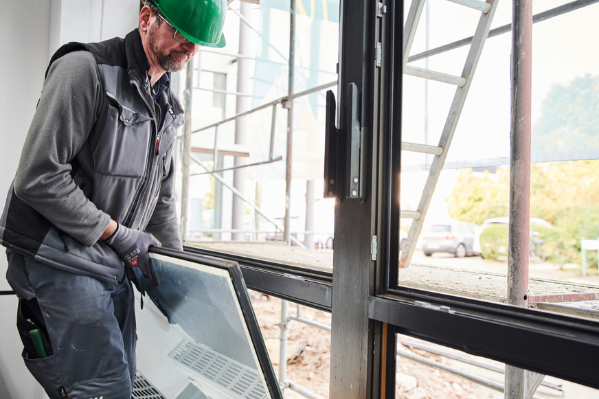 Bei der neuen Fassade wurden&nbsp; CO2-optimierte Gläser und Alu-Profile eingebaut.