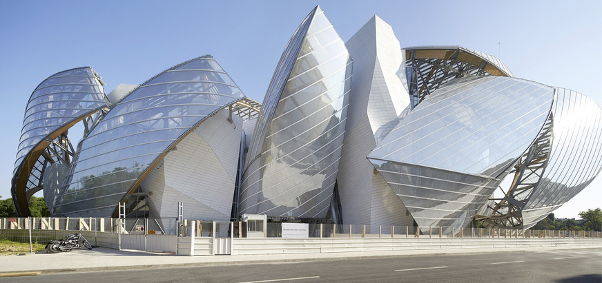 Die Fondation Louis Vuitton in Paris von Stararchitekt Frank Gehry ist ein architektonisches Highlight. In den Glassegeln sind 13 400 m2 VSG des Glaslieferanten Schollglas verbaut. Zum Einsatz kamen die Gläser Gewe-tvg und Gewe-dur-H.