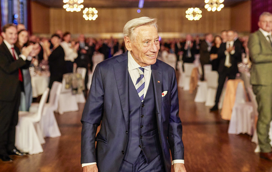 Mit Standing Ovations wurde Günter Weidemann beim 55-Jahre-Schollglas-Event begrüßt.