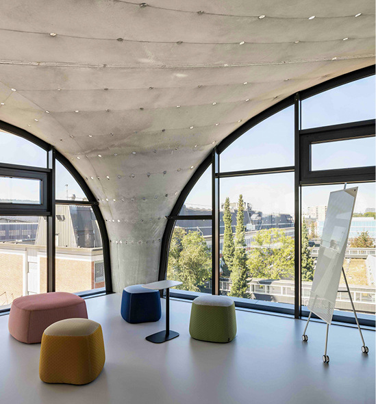 Brandschutz mit Vetrotech: Bei diesem Gebäude wurden die 3-fach-ISO-Einheiten mit Contraflam 30 Climatop als Sonderformate an die geschwungene Dachform angepasst.