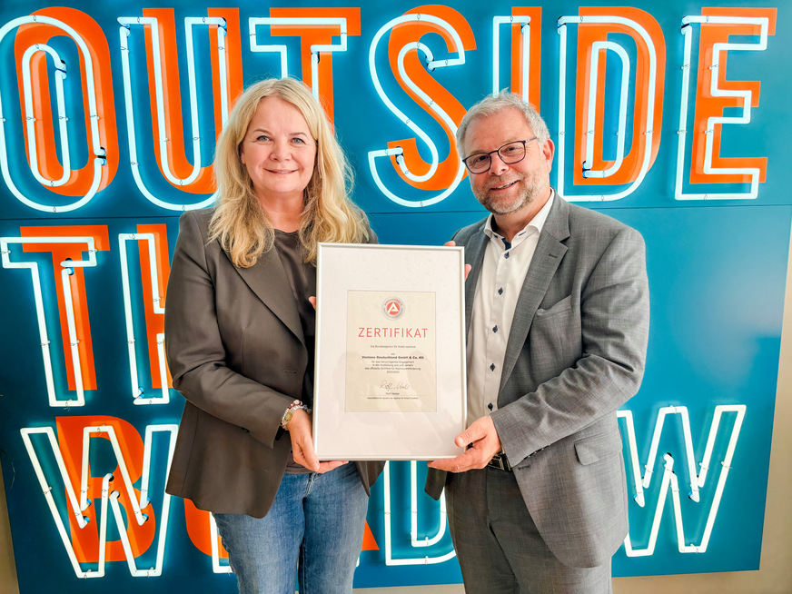 Zertifikat: Rolf Heiber und Judith Pennekamp bei der Überreichung des Ausbildungszertifikats.