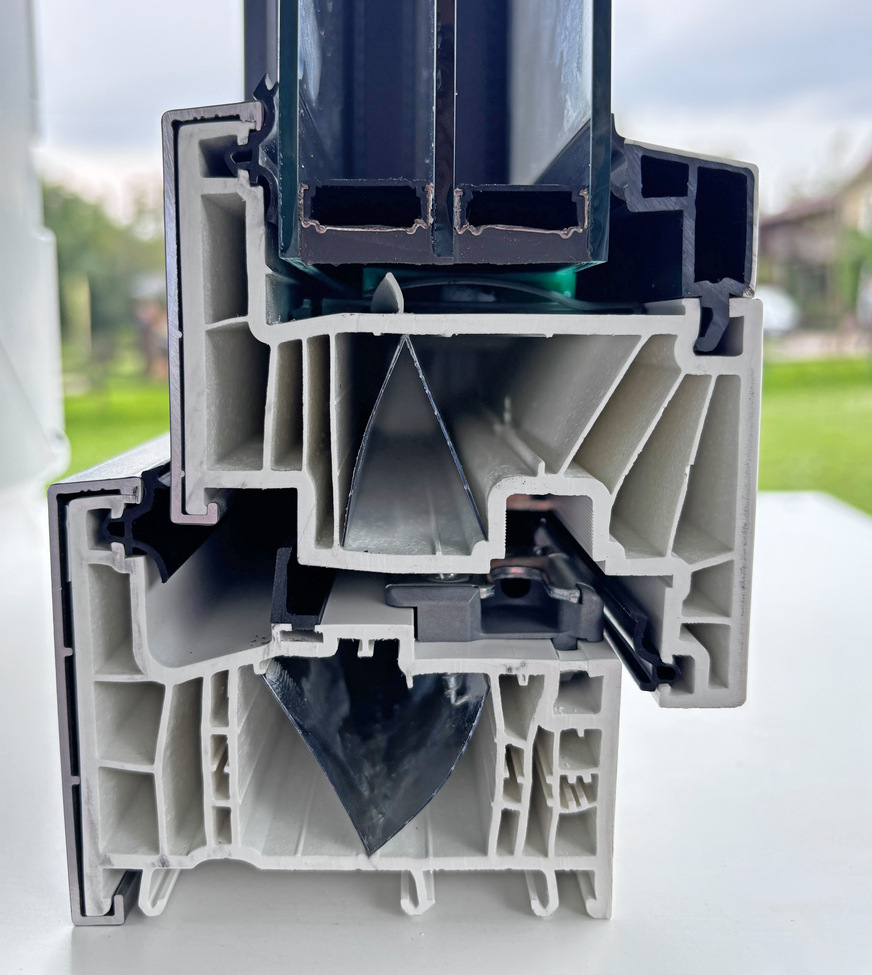 Das neue Fenster Impreo-Top mit einer rundum geschlossenen Glasleistennut für weniger Reinigungsaufwand. Im Bild auch zu sehen: Die Low-E-Folie in den Profilkernen.