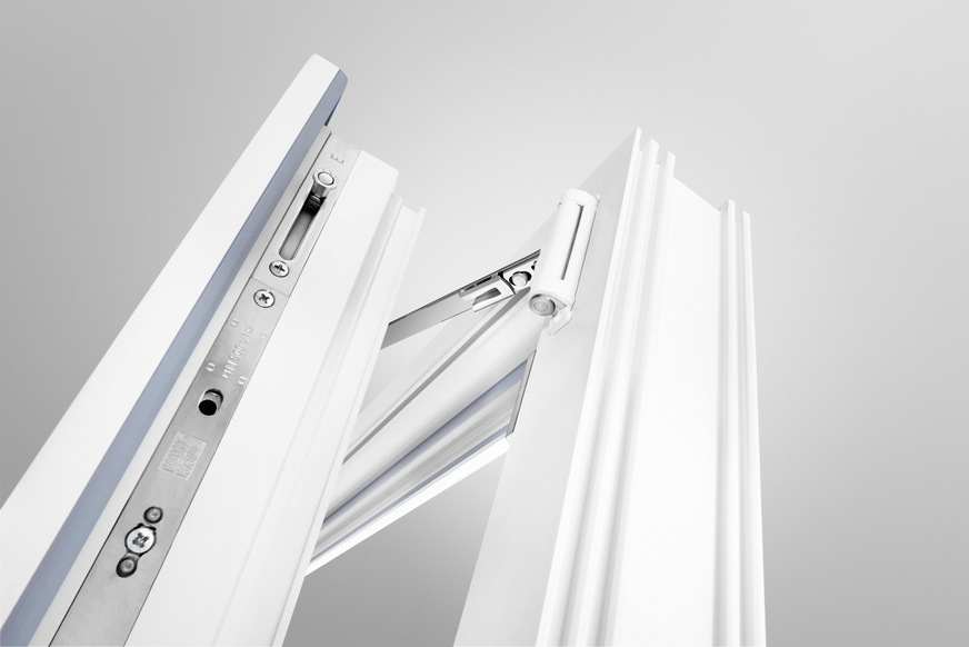 Die starke Bandseite von Winkhaus ist stabil und ordnet sich dem Fensterdesign unter.