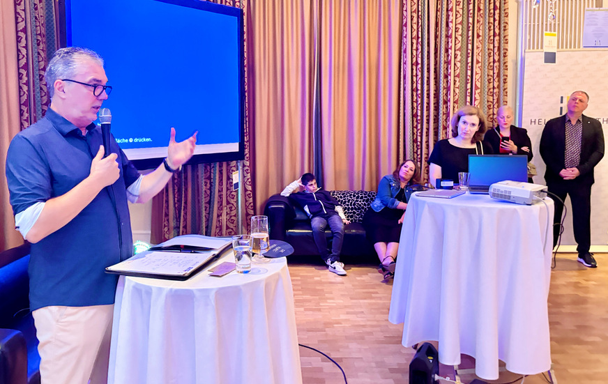 Helmut Meeth am Micro, seine Tochter steht emotional unterstützend in der Nähe.