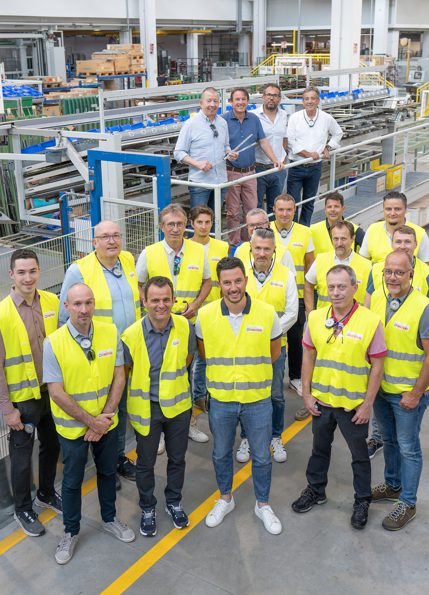 Betriebsbesichtigung zur Jubiläumsfeier: Die Teams von Finstral und Siegenia freuen sich über 50 Jahre Partnerschaft in gegenseitiger Wertschätzung.