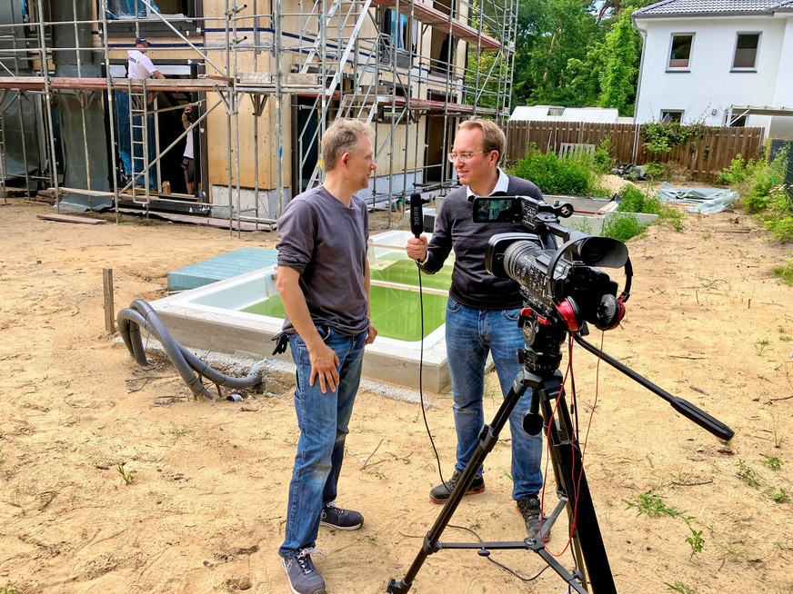 Die WinTester Marc Schütt (li.) und Reinhold Kober besprechen vor der Kamera, wie die Meesenburg Systemlösung&nbsp; abgeschnitten hat. Dabei geht es um die Kriterien Verarbeitbarkeit, Umwelteigenschaften, Mehrwert für den Verarbeiter, Wirtschaftlichkeit.