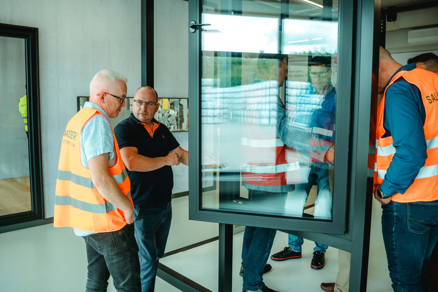Salamander myWindow verstehen und erleben – am zweiten Tag der Konferenz mit einer Werksführung und der Besichtigung des neuen Showrooms in Wloclawek.
