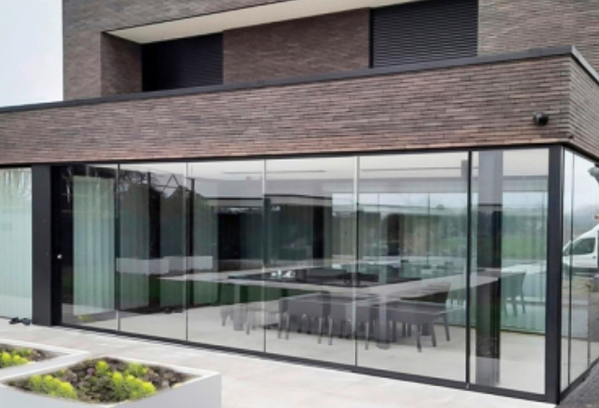 Glass Glide – transparenter Windschutz für die Terrasse.