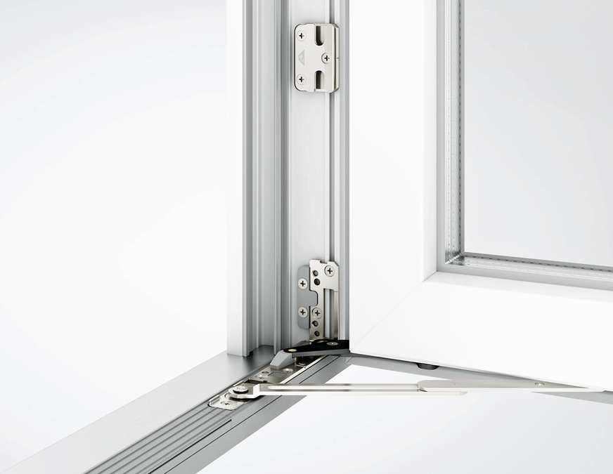 Da die Ausdrehkurve des Ecklagers auch für flächenbündige Profile konstruiert ist, können Fensterhersteller mit der voll verdeckten Bandseite in mehrfacher Hinsicht ein Highend-Bauelement anbieten.