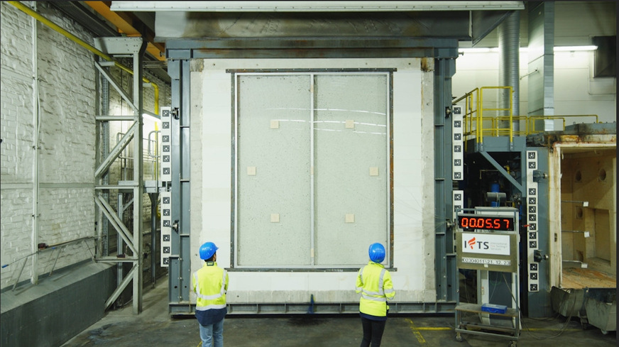 Brandschutzprüfung im neuen Ofen im IFTS Herzogenrath: Der Interlayer, der durch das in ihm enthaltene Wasser kühlend wirkt, wird aktiv.