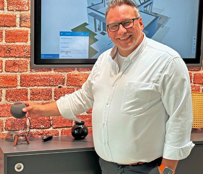 André Zech demonstriert im Innovationszentrum am Siegenia-Haupsitz die Möglichkeit, Bauelemente in Smart Home-Szenarien einzubinden.