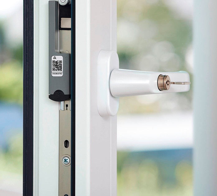 Matter-fähig: Der smarte Sensor unterstützt die verlässliche Zustandsüberwachung von Fenstern und Fenstertüren in kompatiblen Smart Home-Systemen.