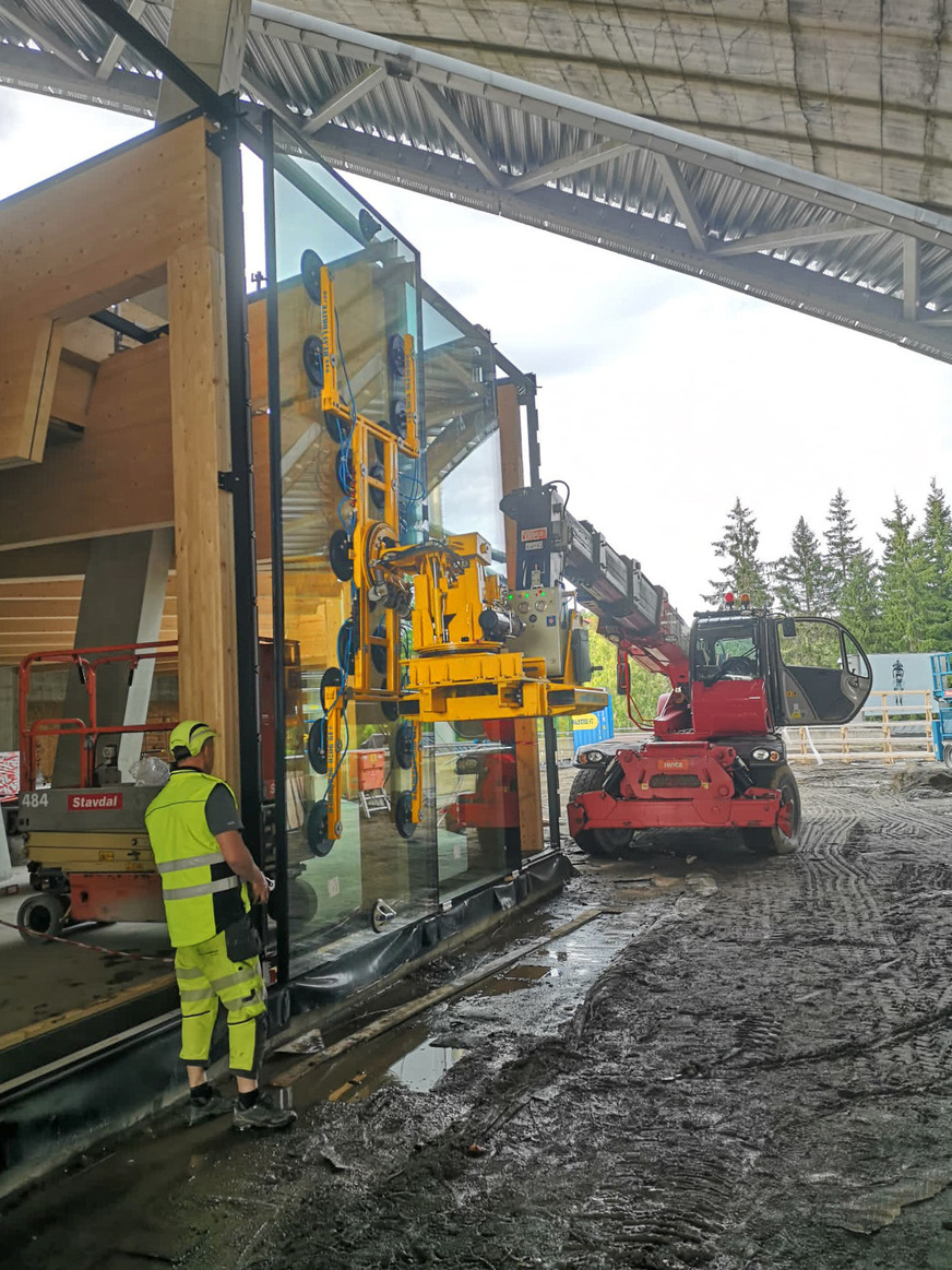 Montage von 680 kg schweren Scheiben auf matschigem Untergrund