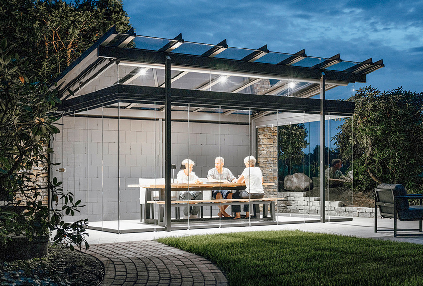 Das Terrassendach-System SDL Atrium Plus wurde durch umfangreiches Zubehör wie Design-Heizstrahler, Unterglasmarkise und dimmbare LED-Strahler als energieeffiziente Beleuchtung ergänzt.