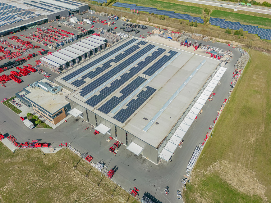 Insgesamt vier ca. 100 Meter lange Vario-Therm Lichtbänder von Velux Commercial sorgen für viel Tageslicht und deutlich reduzierten Bedarf an elektrischer Beleuchtung.