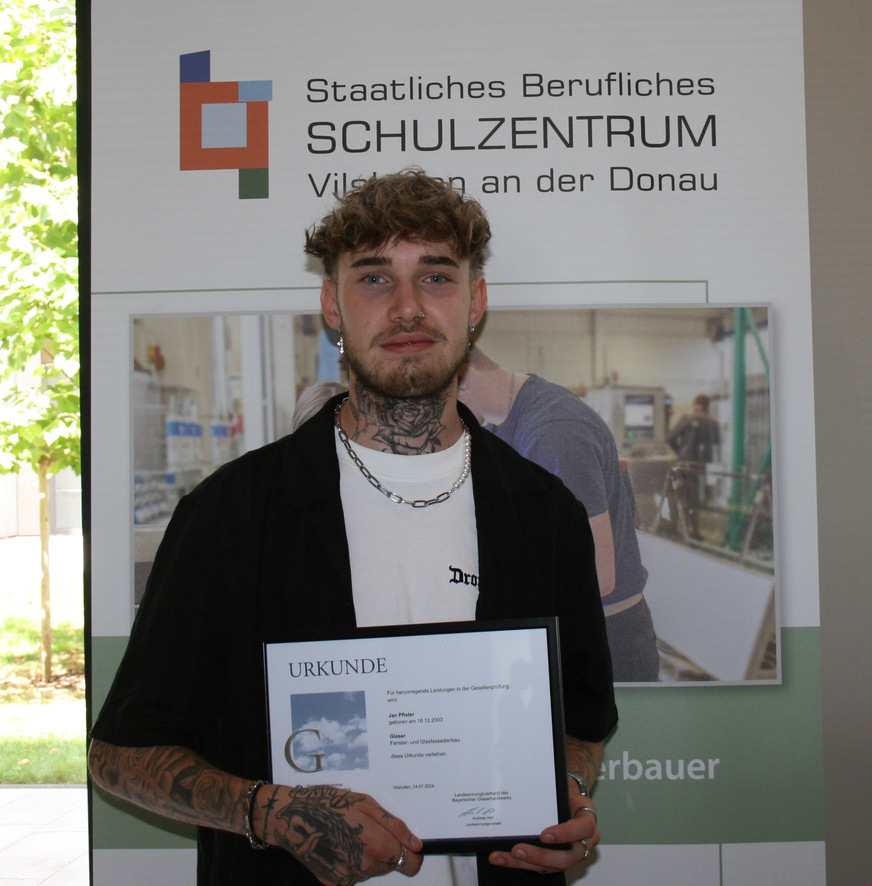 Jan Pfister (20 Jahre), Arnstein, Scheuring Fenster GmbH: Höhen und Tiefen hier in Vilshofen, aber durch die entstandene Gemeinschaft und den Umgang der Lehrer mit uns Schülern war diese Zeit genau richtig, wie sie war, und ich möchte sie nicht missen. Rückblickend habe ich hier nicht nur für meinen Beruf, sondern auch fürs Leben viel gelernt. Dementsprechend habe ich mich entschieden, diesen Beruf weiter auszuüben und nach ausreichender Erfahrung für den Techniker oder Meisterkurs zurückzukommen.“