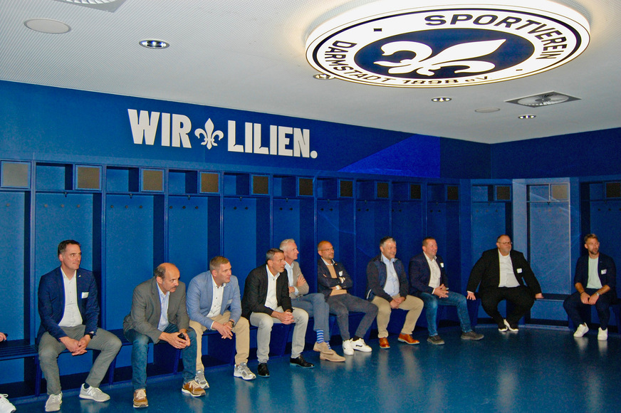 Nimm Du, ich hab ihn sicher – schon ein Highlight, mal in der Kabine von Fußball Zweitligist SV Darmstadt 98 Platz nehmen zu dürfen.